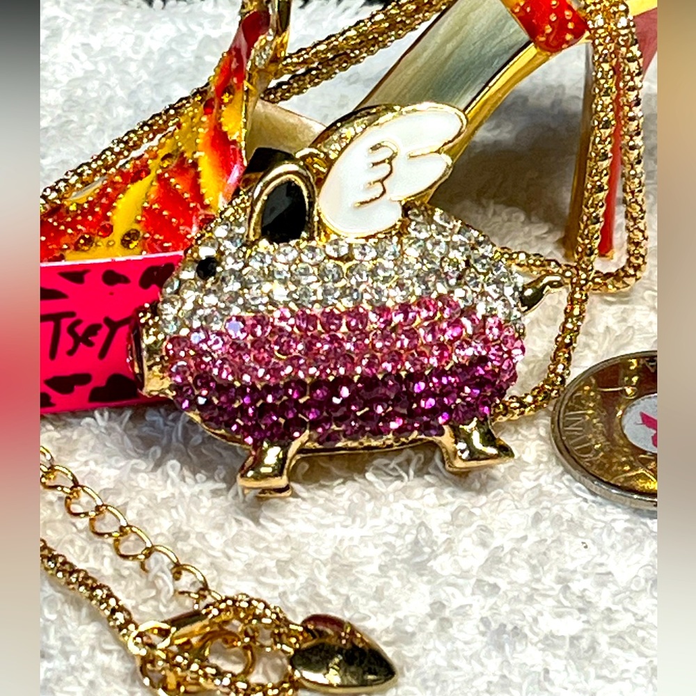 🐷💕💖betsey Johnson flying pig necklace NEW pink/fuchsia